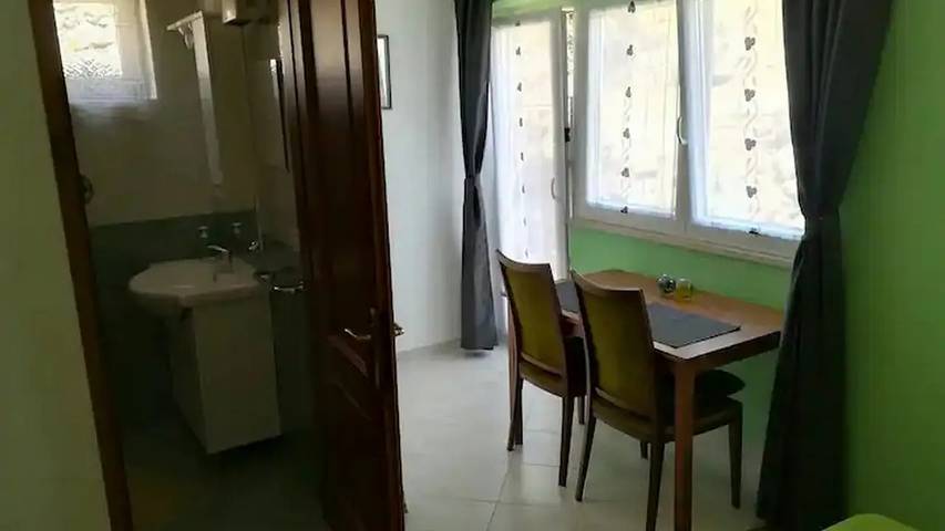 Gîte pour 2 personnes, avec Terrasse à Ville de Cres - 2