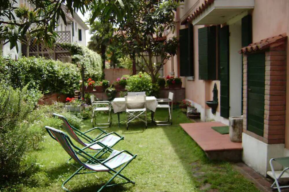 Cottage with garden five-minute walk to the beach . 20% discount in July in Lido di Venezia, Venetië