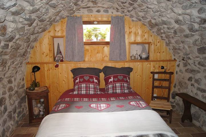 Gîte pour 4 personnes, avec sauna ainsi que terrasse et jacuzzi à La Roche-des-Arnauds - 2