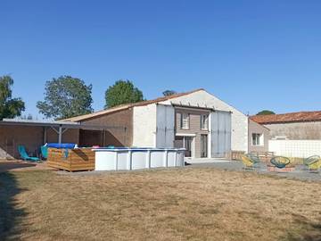 Gîte pour 14 personnes, avec jardin et piscine, animaux acceptés à Prissé-la-Charrière