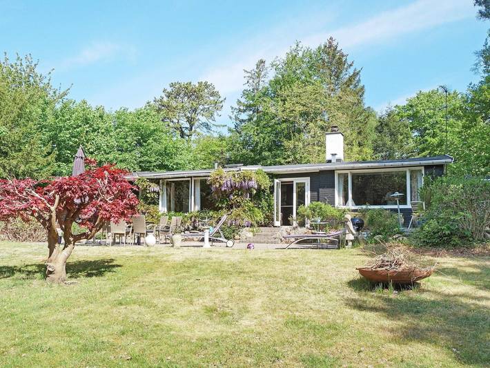 Ferieudlejning for 6 personer, med Terrasse og Have i Rågeleje