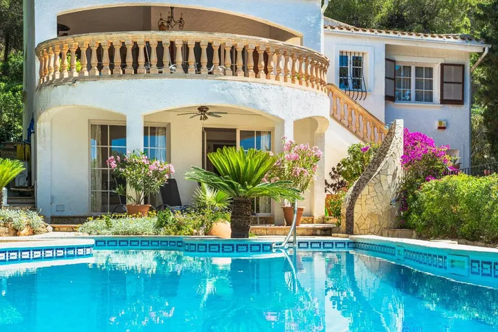 Villa pour 6 personnes, avec piscine ainsi que vue et jardin - 1