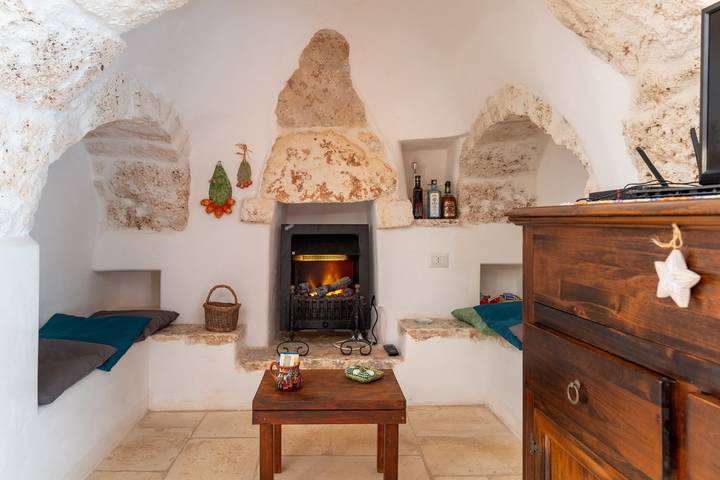 Trullo 'Di Serena' with Private Terrace, Wi-Fi and Air Conditioning in Ceglie Messapica, Salento