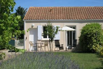 Gîte pour 2 personnes, avec terrasse et jardin à Étaules