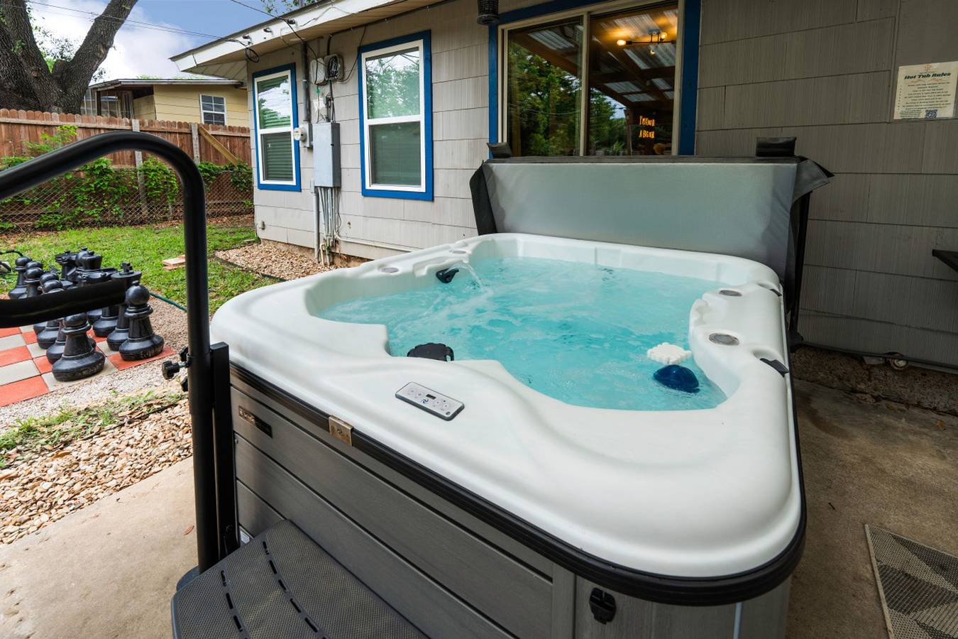 Rare Exclusive Retreat |Private Hot Tub | King Bed in Arlington, Tarrant County