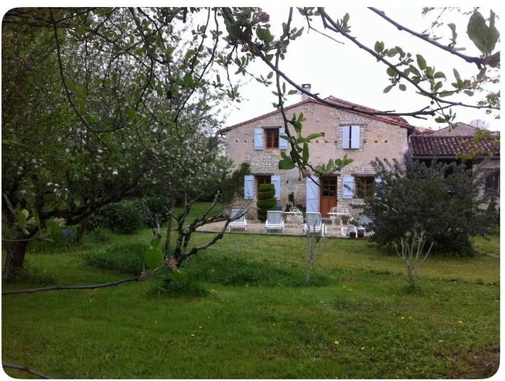 Location de vacances pour 6 personnes, avec vue et terrasse à Saint-Amant-de-Boixe