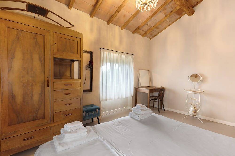 Villa 'Il Bozzolo Boutique Apt Magnolia' where Relaxation meets Design in Valeggio sul Mincio, Verona Province