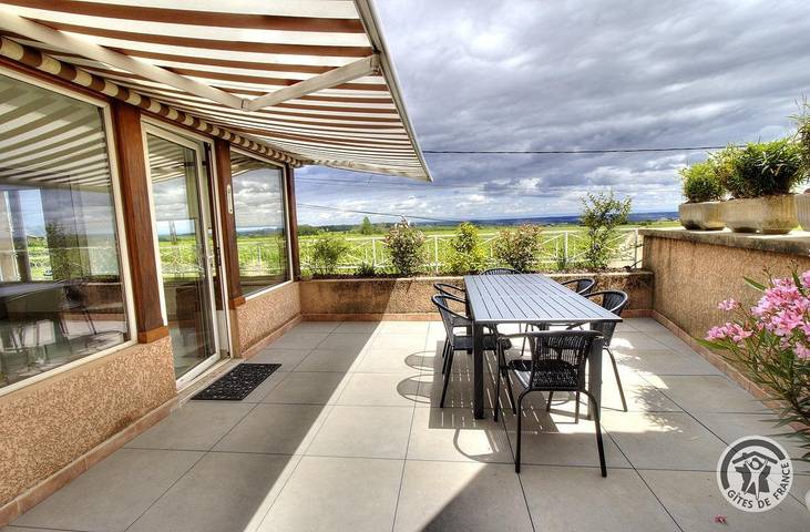 Gîte pour 5 personnes, avec terrasse dans Beaujolais