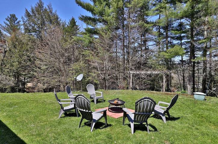 Vacation house for 8 people, with balcony and hot tub as well as yard, with pets in Vermont