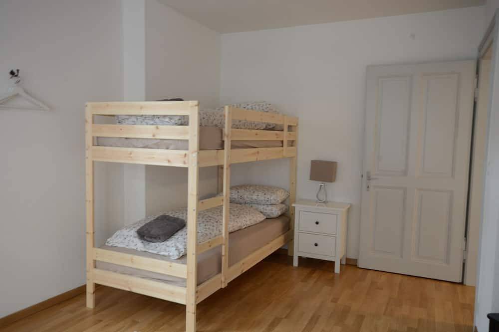 Ganze Wohnung, Stilvolle Wohnung im Erdgeschoss, 3 Gehminuten vom Bahnhof Interlaken West entfernt. in Interlaken, Thunersee