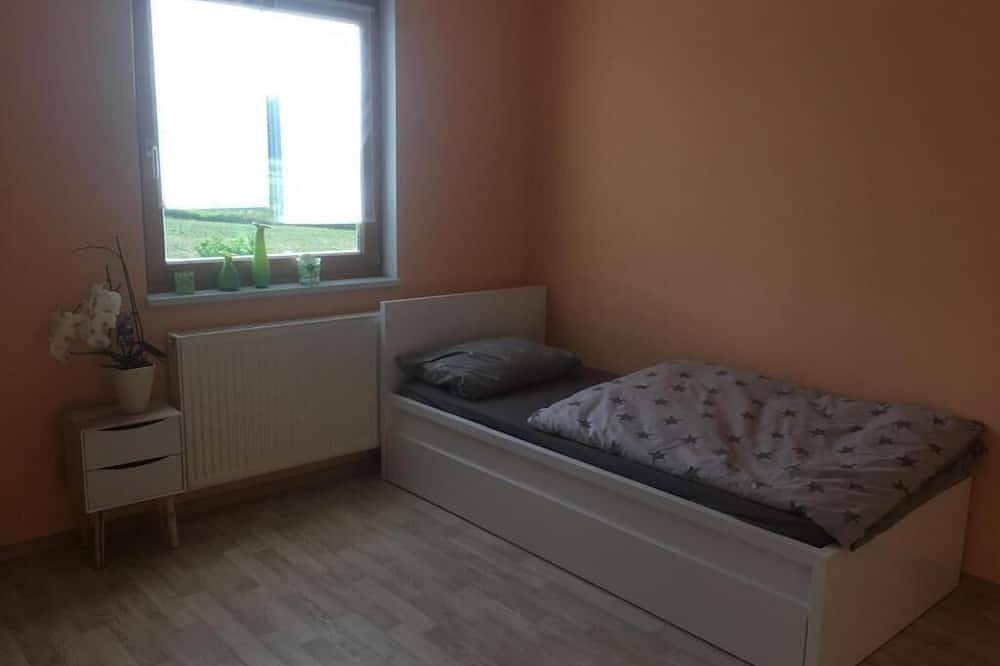 4-bedroom house with sun terrace and garden in Bavaria, Wifi, free parking in Bruck i.d.OPf., Ostbayern