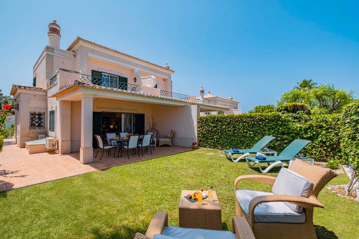 Location de vacances pour 10 personnes, avec jardin ainsi que balcon et piscine à Quarteira - 4