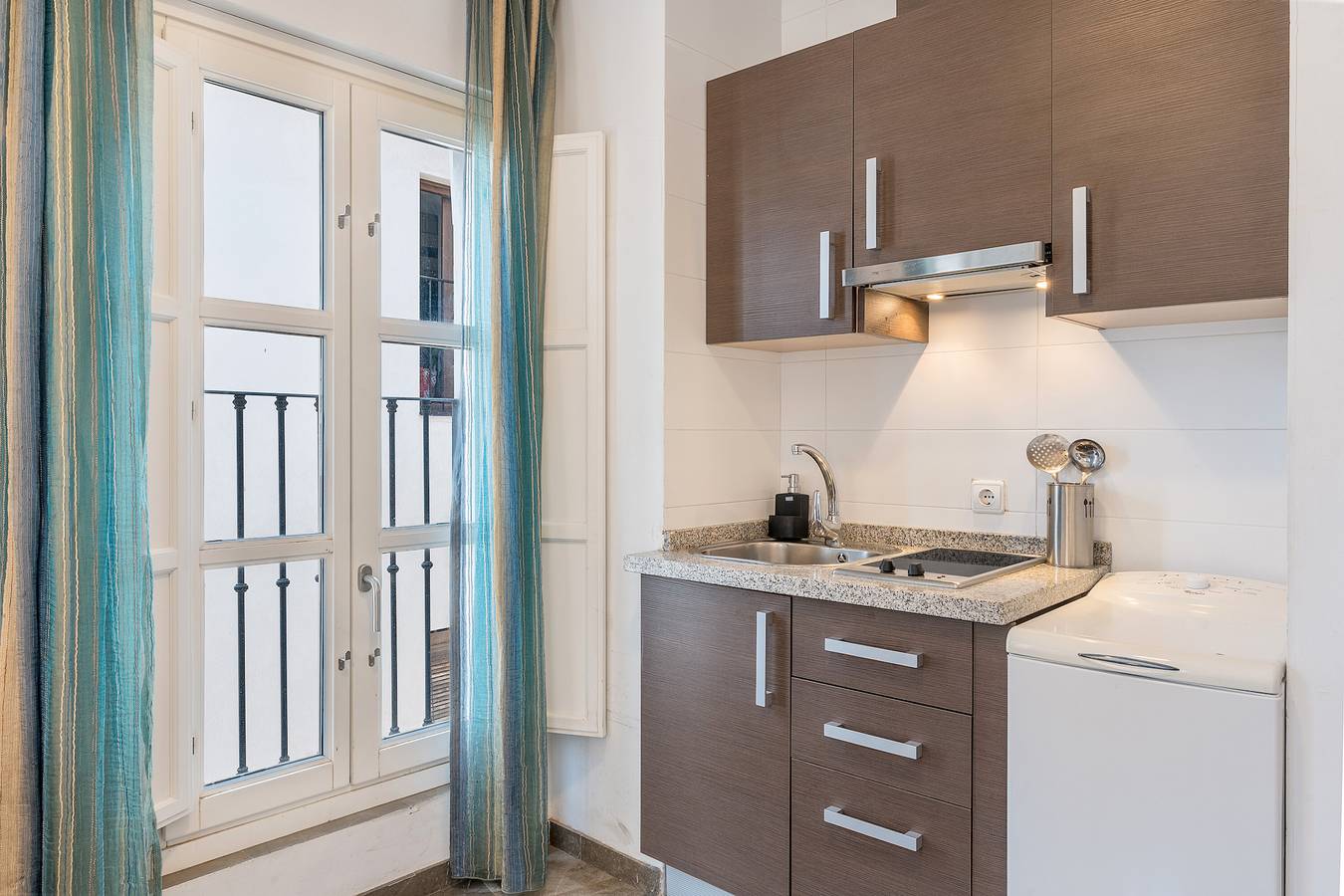 Apartamento entero, Apartamento 'Precioso' con balcón, Wi-Fi y aire acondicionado in Granada, Provincia de Granada