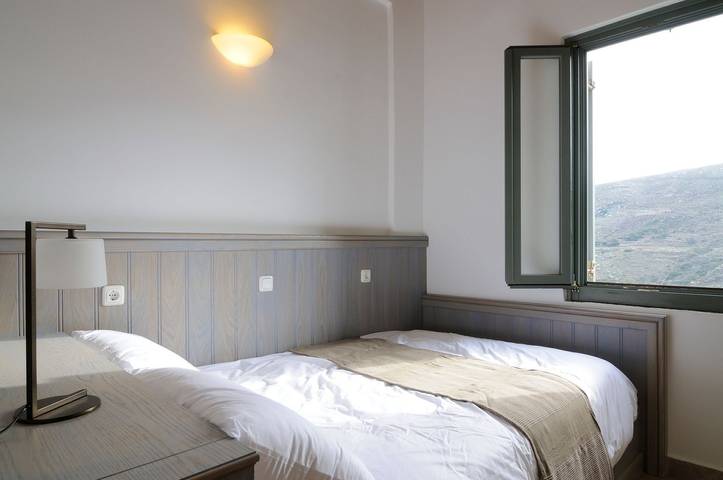 Location de vacances pour 4 personnes, avec piscine et balcon ainsi que vue sur l’océan et jardin dans Andros - 4