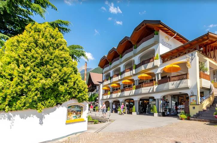 Ferienwohnung für 4 Personen, mit Balkon und Whirlpool sowie Garten im Dorf Tirol