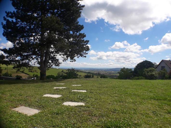 Gîte pour 8 personnes, avec vue et jardin dans Espace Zoologique de Saint-Martin-la-Plaine