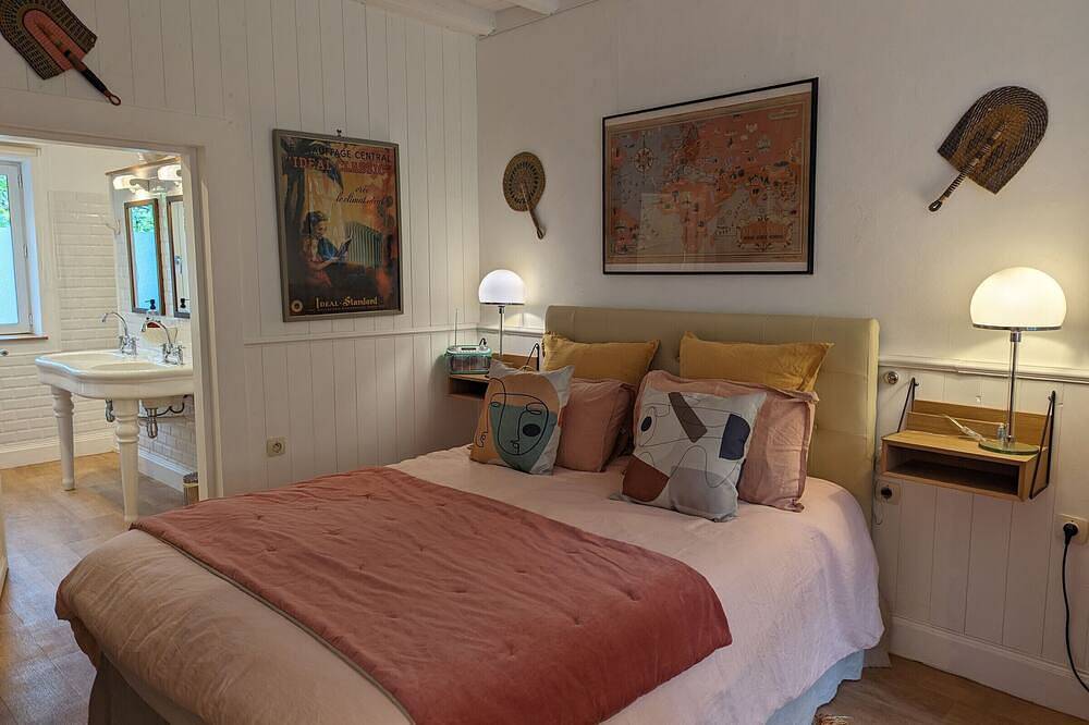 Habitación amplia, entrada privada, admite mascotas, Wifi in Región de Montargis