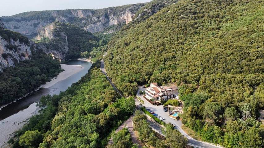 Hôtel pour 2 personnes, avec jardin ainsi que jacuzzi et piscine dans Le Pont d'Arc - 2