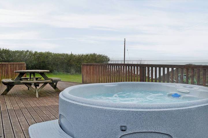 Cottage for 4 people, with garden and hot tub in Pwllheli