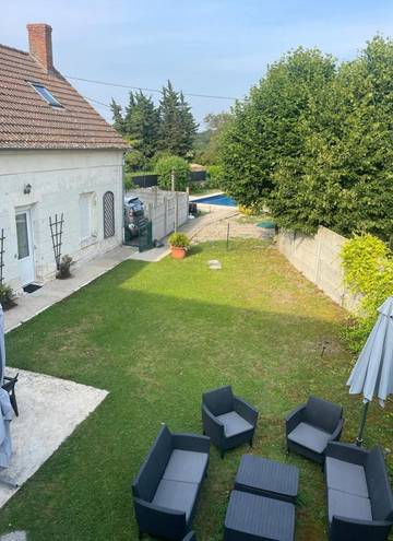 Gîte pour 12 personnes, avec jardin ainsi que terrasse et piscine à Angé