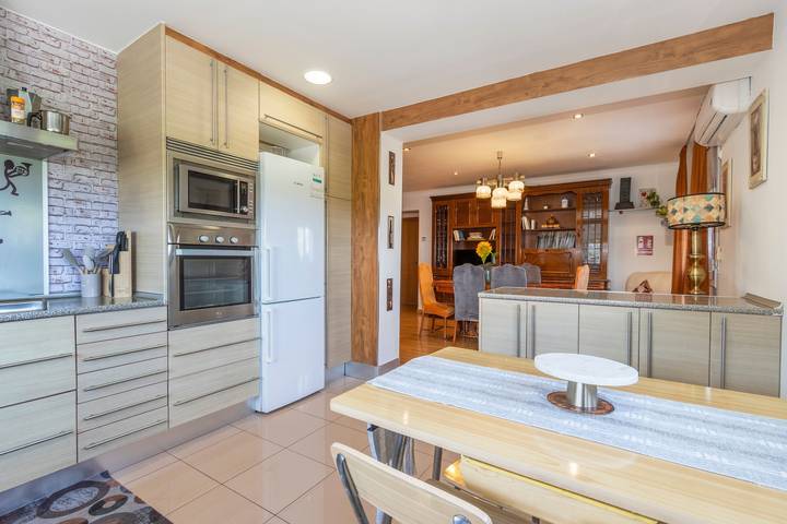 Apartamento entero, Apartamento 'Casa Francisco y Carmen' con vistas a la montaña, Wi-Fi y aire acondicionado in Alfarrás, Costers del Segre