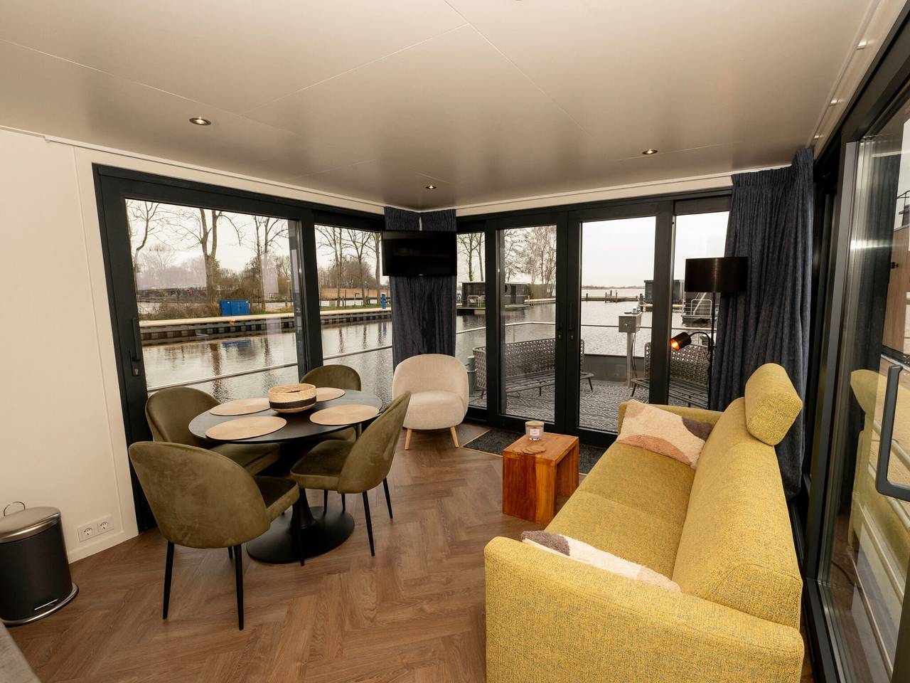 Hausboot in Offingawier mit Meerblick in Friesland