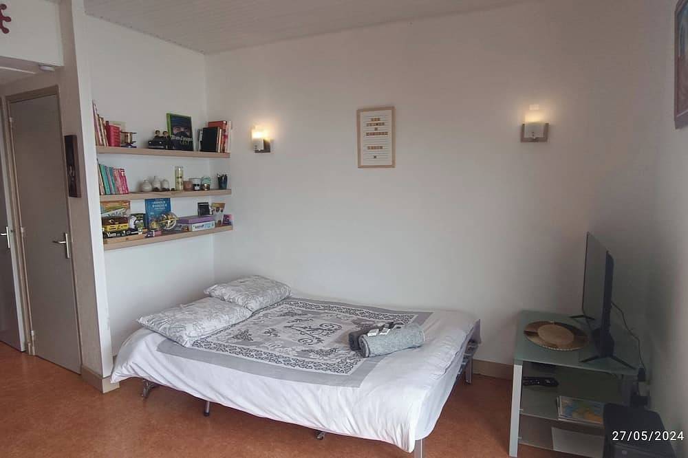 Entire apartment, With an exceptional view from the top of the mountains, it's a complete change of scenery! in Camurac, Limoux region