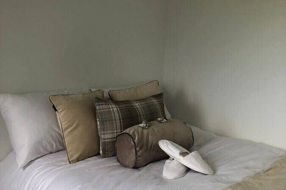 Entire apartment, Luxury Glamping Pod + Private Hot Tub, Bbq | North Coast Northern Ireland in County Antrim