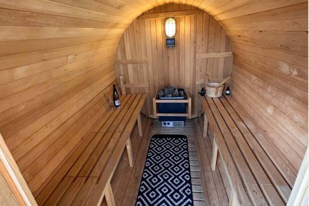 Entire apartment, Bell Tent + Hot Tub/Sauna in Buckinghamshire
