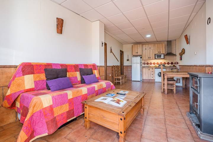 Apartamento entero, Apartamento 'Barranco' con vistas a la montaña, terraza compartida y Wi-Fi in Jérez del Marquesado, Geoparque de Granada