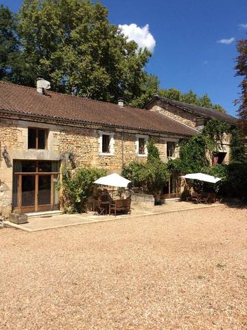 Gîte pour 8 personnes, avec vue ainsi que jardin et piscine, adapté aux familles à Saint-Pierre-de-Côle