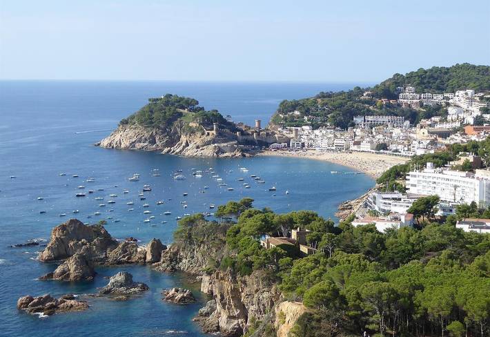 Apartamento entero, Luminoso apartamento de 2 dormitorios con terraza, piscina compartida, parking y vistas a la montaña, cerca de la playa in Tossa de Mar, Costa Brava
