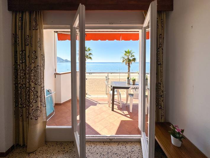 Entire apartment, Holiday apartment for 6 people with terrace in Platja de Sant Margarida (Roses), Roses
