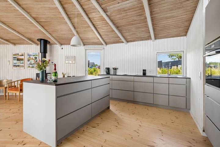Geräumiges und gepflegtes Ferienhaus auf erhöhter Naturgrund mit schönem Blick über die Ebeltoft Bucht in Egsmark Strand, Süddjursland