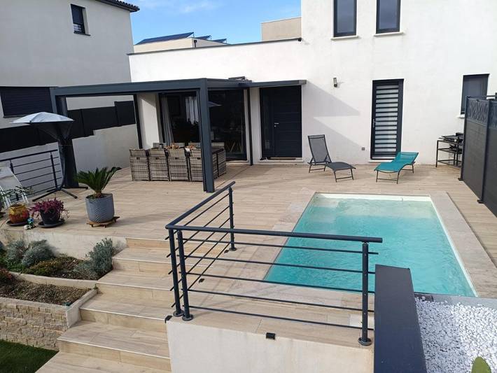 Location de vacances pour 6 personnes, avec piscine ainsi que vue et jardin à Milhaud - 2