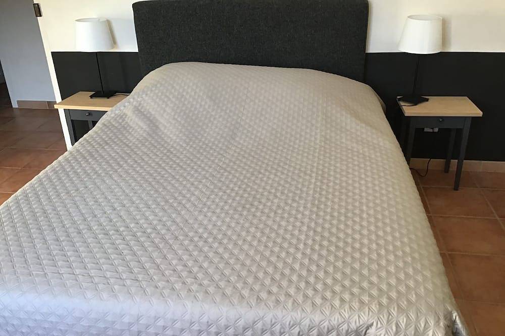 Maison Avec Piscine Dans un Village in Vers-Pont-du-Gard, Nimes und Umgebung