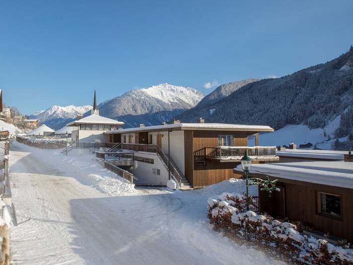 Chalet voor 8 personen, with uitzicht and terras as well as zwembad in Wald im Pinzgau