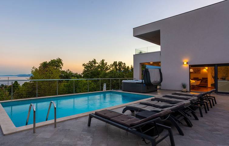 Villa für 8 Personen, mit Terrasse und Whirlpool sowie Garten in Opatija Riviera