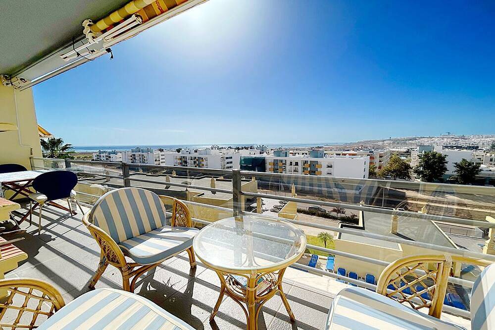 Ganze Wohnung, Condominium do Mar is a popular resort a few minutes walk to the Marina da Lagos in São Sebastião, Lagos
