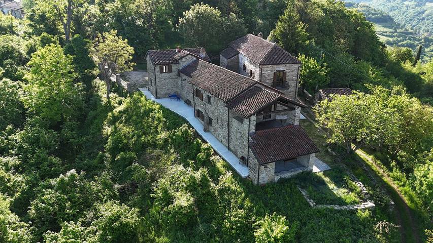 Casa vacanza per 14 persone, con giardino e balcone in Langhe
