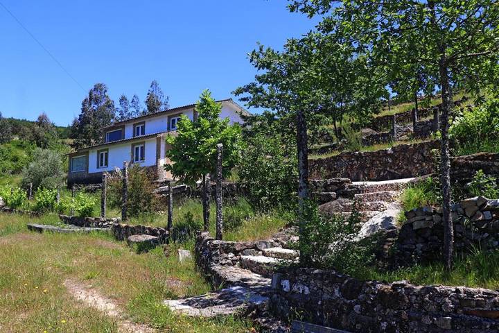 Gîte pour 2 personnes, avec vue ainsi que jardin et piscine dans Castro Daire - 3