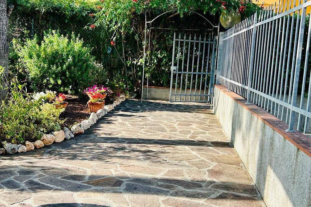 Cozy three-room apartment surrounded by greenery near the sea in Costa Etrusca