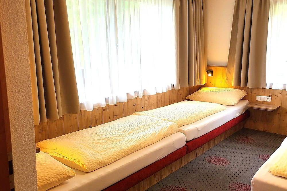 Ferienhaus Sonnhof am Walchsee in Tirol, Seenähe, Seeblick, Garten, Spielgeräte in Kössen, Kaisergebirge