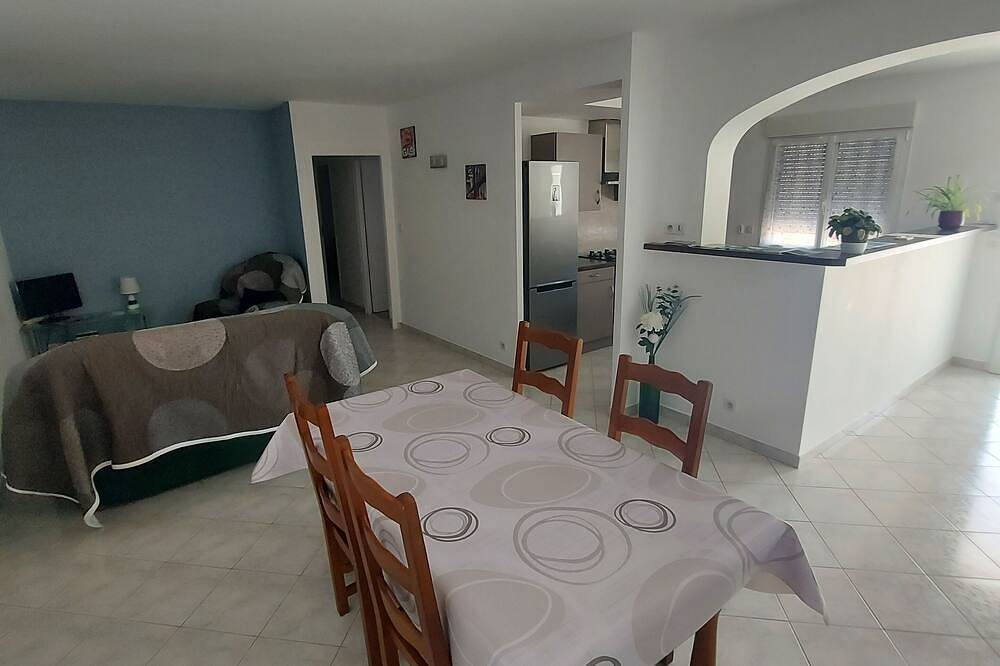 Appartement entier, Appartement T3 dans une maison individuelle + parking sécurisé in Montréal-la-Cluse, Nantua