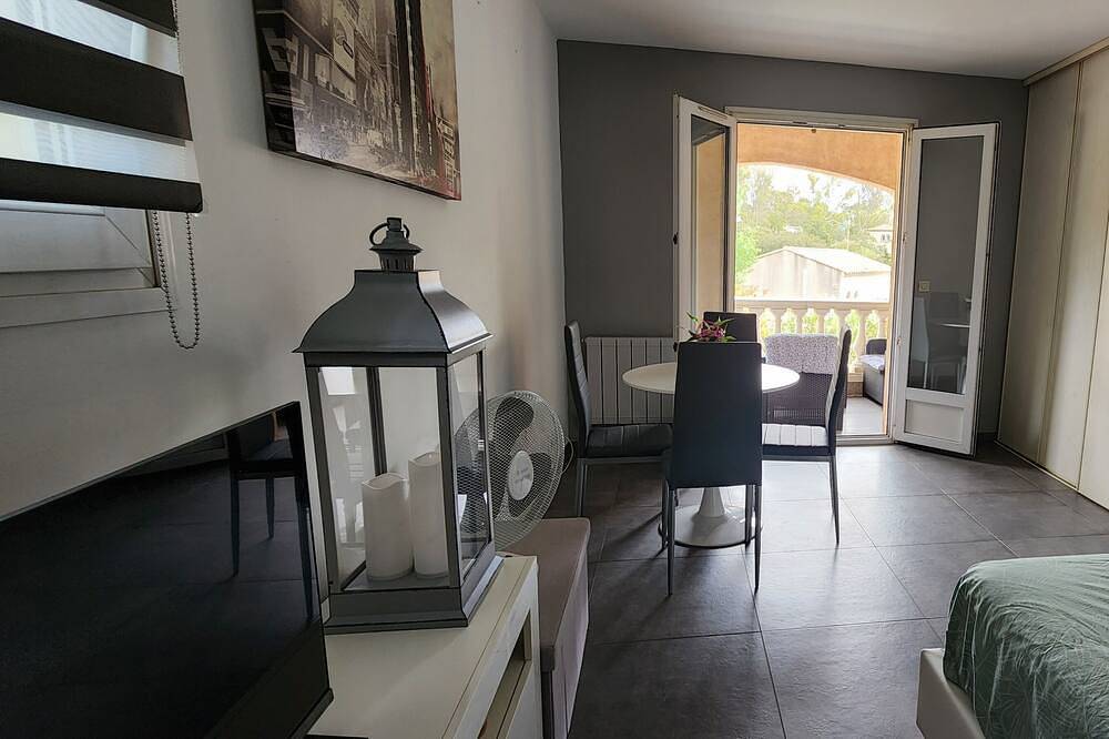 2 bedrooms with private bathroom and kitchen in shared villa with  swimming pool in Boulouris, Saint-Raphaël