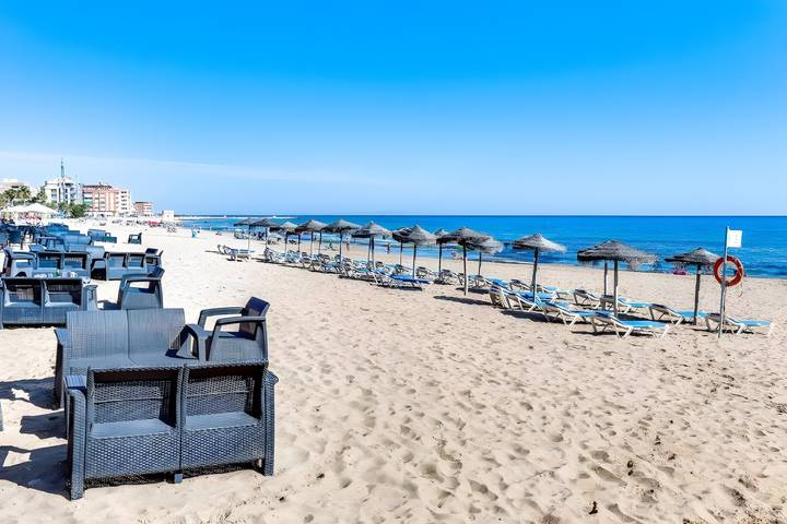 Appartement entier, Appartement 'Con Piscina' avec piscine partagée, Wi-Fi et climatisation in Torrevieja, Costa Blanca