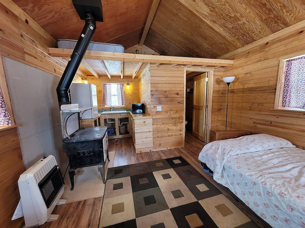 Bunkhouse near farm animals in Sanders County