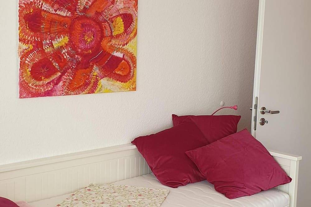 Ganze Wohnung, Happy Days, Ferienwohnung mit Rasenterasse & seperatem Zugang  im Dreiländereck in Seifhennersdorf, Oberlausitz-Niederschlesien