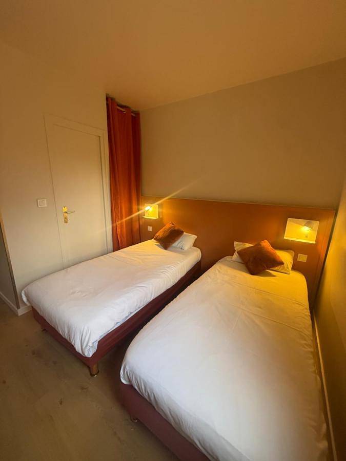 Hôtel pour 2 personnes, avec Terrasse ainsi que Jardin et Piscine à Saint-Genis-les-Ollières - 3