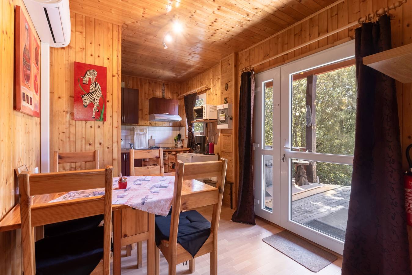 Chalet 'Afrique' avec vue sur les montagnes, piscine partagée et terrasse privée in Rouffiac-des-Corbières, Parc naturel régional Corbières-Fenouillèdes